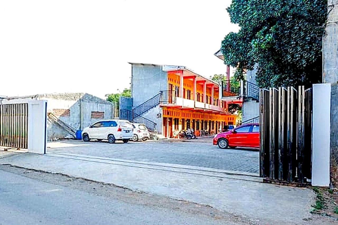 פקלונגאן Oyo 91476 Srikaya Hotel 3 מראה חיצוני תמונה